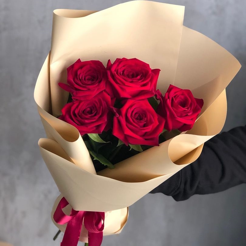 Покупатели, которые приобрели Букет из 5 красных роз, также купили